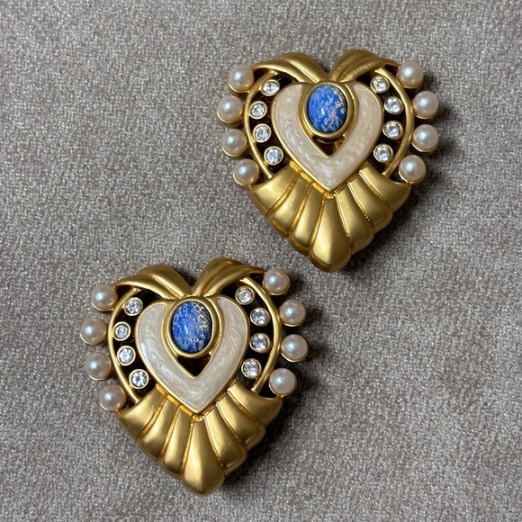 Vintage ELIZABETH TAYLOR 1990's Matte Gold Heart Shaped Classic Clip Earrings - Picture 1 of 6